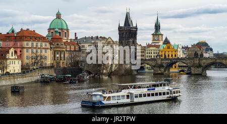 Un tour in barca sul fiume Vltava; Praga, Repubblica Ceca Foto Stock