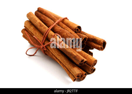 Un mazzetto di bastoncini di cannella su sfondo bianco Foto Stock