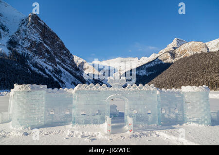 Un bellissimo Castello di ghiaccio con una bandiera canadese è stato scolpito da blocchi di ghiaccio e assemblato sul lago congelato per Skating e foto turistiche a Fiera... Foto Stock