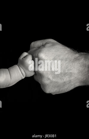 Padre figlio Fist Bump Foto Stock