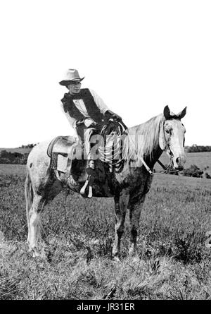 La storica cowboy americano del tardo XIX secolo si alzò da vaquero tradizioni del Messico settentrionale e divenne una figura di particolare rilevanza e di leggenda. Dalla fine del 1860, a seguito della guerra civile americana e l espansione dell industria dei bovini, ex soldati sia dall'Unione europea e la Confederazione è venuto ad ovest, in cerca di lavoro, come hanno fatto grandi numeri di inquieto uomini bianchi in generale. Un numero significativo di afro-americani anche liberti sono state tracciate a vita da cowboy, in parte perché non c'era abbastanza come molte discriminazioni in Occidente come in altri settori della società americana al momento. La ave Foto Stock