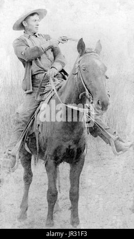 Sarà Roberts, alias Dixon, cowboy treno rapinatore da Pinkerton nazionale dell'agenzia detective, 1900s. La storica cowboy americano del tardo XIX secolo si alzò da vaquero tradizioni del Messico settentrionale e divenne una figura di particolare rilevanza e di leggenda. Dalla fine del 1860, a seguito della guerra civile americana e l espansione dell industria dei bovini, ex soldati sia dall'Unione europea e la Confederazione è venuto ad ovest, in cerca di lavoro, come hanno fatto grandi numeri di inquieto uomini bianchi in generale. Un numero significativo di afro-americani anche liberti sono state tracciate a vita da cowboy, in parte perché non c'era q Foto Stock