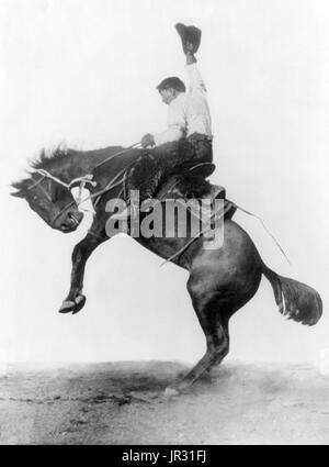 O'Donnell su turbine, Cheyenne Frontier Days 1911. Cowboy del West Americano ha sviluppato una cultura personale dei propri, una miscela di frontiera e i valori di stile vittoriano che anche mantenuto la vestigia di cavalleria. Tali lavori pericolosi in condizioni di isolato di razza anche una tradizione di auto-dipendenza e individualismo, con grande valore dato all'onestà personale, esemplificato in canzoni e poesie. La media dei cowboy guadagnato circa un dollaro al giorno, più di cibo e, quando vicino alla casa ranch, un letto in il bunkhouse, solitamente una caserma-come edificio con una singola camera aperta. Strappi è un movimento eseguito da Foto Stock