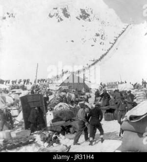 Legato per il Klondike Gold Fields, Chilcoot Pass, Alaska. Il Klondike Gold Rush è stata una migrazione da una stima di 100.000 i cercatori per il Klondike regione dello Yukon tra 1896-99. L'oro è stato scoperto da minatori locale il 16 agosto 1896 e, quando la notizia giunse a Seattle e San Francisco, scatterà un parapiglia di potrebbe essere cercatori d'oro. Per raggiungere i campi di oro La maggior parte ha preso il via attraverso i porti di Dyea e Skagway in Alaska. Qui, la Klondikers potrebbe seguire la Chilkoot o il Pass bianco sentieri per il fiume di Yukon e navigare verso il basso per il Klondike. Ognuno di loro è stato richiesto di portare un Foto Stock