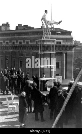 'Umano volare' altrimenti noto come John Reynolds dando una mostra della sua abilità sul tetto dell'edificio Times-Herald, Washington D.C. Giovanni "Jammie' Reynolds (nato 1890 o 91 - ?) era un americano il temerario. Poco è noto circa i primi anni di vita, che cosa è stato di lui una volta che ha smesso di eseguire o anche il suo vero nome. Un acrobata e giocoliere, egli è conosciuto da molti nomi - Daredevil Johnny, Daredevil Jack, la meraviglia di arrampicata, la lucertola, l'Uomo ragno, e il volo umano. Un articolo di giornale da 1922 precedenti ha iniziato ad esibirsi all'età di sei anni in Buffalo, in equilibrio su un piede da un pennone 140 piedi Foto Stock