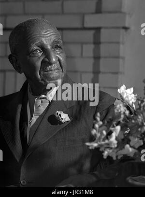 George Washington Carver (1864 - Gennaio 5, 1943) era un afro-americano di scienziato, botanico, educatore e inventore nato in schiavitù. Nel 1891 ha frequentato e studiato botanica alla Iowa State Agricultural College dove egli fu il primo studente nero e in seguito ha insegnato come il primo nero membro della facoltà. La sua reputazione si basa sulla sua ricerca e promozione di colture alternative per il cotone, come arachidi, semi di soia e patate dolci, che ha anche aiutato la nutrizione per le famiglie contadine. Egli ha voluto che gli agricoltori poveri di colture alternative sia come una fonte di cibo loro proprio e come fonte di altro prodotto Foto Stock