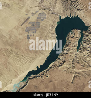 Diga Longyangxia parco solare in Cina il più grande impianto fotovoltaico in tutto il mondo come del febbraio 2017, catturata dalla terra operative imager (OLI) sul satellite Landsat 8. L'acqua nella diga di serbatoio è usato per irrigazione e di energia idroelettrica. Foto Stock