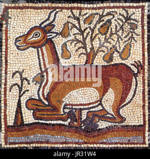 Mosaico bizantino, Gazelle. Theodorias (moderno Qasr Libia) era una città bizantina in Cirenaica, fondata nel 539 da parte dell'imperatore Giustiniano e chiamato in onore della moglie, l Imperatrice Teodora. La storia di Qasr Libia risale al periodo greco del IV secolo A.C. quando fu chiamato Olbia. Il complesso contiene due chiese: la chiesa orientale, scoperto nel 1957, e la chiesa occidentale, scoperto nel 1964. I mosaici sono stati scavati dalla vicina chiesa orientale dopo che esse sono state scoperte dagli operai libico. La raccolta contiene 50 pannelli, nella maggior parte dei casi di animali, dèi, dee, ninfe e f Foto Stock