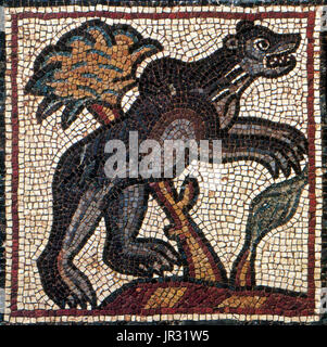 Mosaico bizantino, Orso. Theodorias (moderno Qasr Libia) era una città bizantina in Cirenaica, fondata nel 539 da parte dell'imperatore Giustiniano e chiamato in onore della moglie, l Imperatrice Teodora. La storia di Qasr Libia risale al periodo greco del IV secolo A.C. quando fu chiamato Olbia. Il complesso contiene due chiese: la chiesa orientale, scoperto nel 1957, e la chiesa occidentale, scoperto nel 1964. I mosaici sono stati scavati dalla vicina chiesa orientale dopo che esse sono state scoperte dagli operai libico. La raccolta contiene 50 pannelli, nella maggior parte dei casi di animali, dèi, dee, ninfe e famo Foto Stock