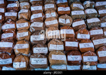 Vienna, Austria - 4 February, 2017: pre-confezionati importati le spezie e le erbe sul display per la vendita in strada le bancarelle del mercato Foto Stock