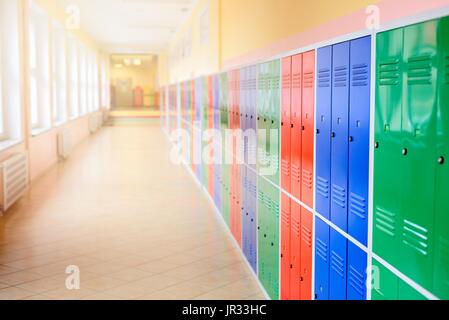 Colorate armadietti metallici installati nei corridoi della scuola. Foto Stock