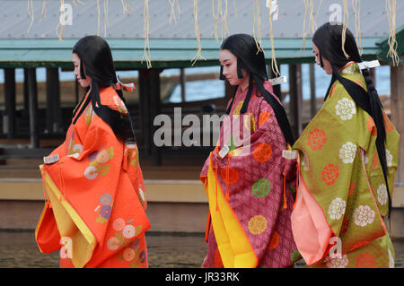 KYOTO, Giappone - 16 Ottobre 2016 - le donne giapponesi in colorate abbigliamento tradizionale prendere parte alla processione Saigu festival in Kyoto Foto Stock