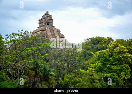 CHIBA, Giappone: l'Indiana Jones avventura: Tempio del teschio di cristallo per attrazione di Lost River Delta area di Tokyo Disney Foto Stock