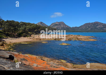 Coles Bay guardando verso i pericoli e il Parco Nazionale di Freycinet sulla costa Est della Tasmania, Australia Foto Stock