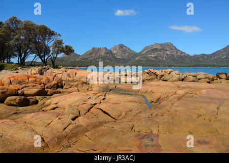 Coles Bay guardando verso i pericoli e il Parco Nazionale di Freycinet sulla costa Est della Tasmania, Australia Foto Stock