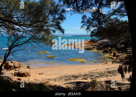 Coles Bay guardando verso i pericoli e il Parco Nazionale di Freycinet sulla costa Est della Tasmania, Australia Foto Stock