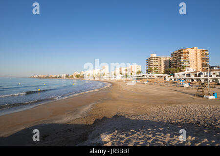 Paesaggio sabbiosa spiaggia di Heliopolis, a Benicassim, Castellon, Valencia, Spagna, Europa. Edifici, blu chiaro cielo e mare mediterraneo Foto Stock