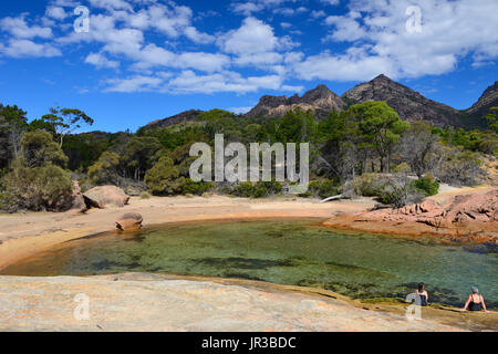 Nuotatori in luna di miele Bay nel Parco Nazionale di Freycinet sulla costa Est della Tasmania, Australia Foto Stock