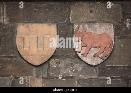 Stemma della Lusazia superiore (L) e Lusazia inferiore (R) come le terre della Corona di Boemia raffigurato sulla torre del ponte della Città Vecchia (Staroměstská mostecká věž) sul Ponte Carlo a Praga, Repubblica Ceca. Foto Stock