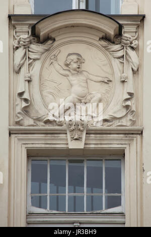 Allegoria della tempesta da scultore ceca Alois Folkmann raffigurata sulla facciata principale della Pražská městská pojišťovna (Prague City Insurance Company) nella piazza della Città Vecchia di Praga, Repubblica Ceca. L'edificio progettato dall architetto ceco Osvald Polívka in stile Barocco stile revival è stato costruito nel 1898- 1901. L'edificio è ora servito come sede del Ministero per lo sviluppo regionale della Repubblica ceca. Foto Stock