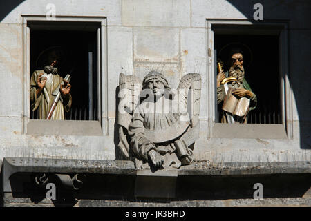 Le statue di San Tommaso Apostolo (L) e di San Paolo Apostolo (R) scolpito da scultore ceco Vojtěch Sucharda oraria vengono visualizzati nelle finestre del famoso orologio astronomico di Praga (orloj) sulla torre del municipio della Città Vecchia (Staroměstská radnice) nella piazza della Città Vecchia di Praga, Repubblica Ceca. Foto Stock