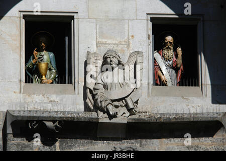 Le statue di San Giovanni Evangelista (L) e San Simone lo zelota (R) scolpito da scultore ceco Vojtěch Sucharda oraria vengono visualizzati nelle finestre del famoso orologio astronomico di Praga (orloj) sulla torre del municipio della Città Vecchia (Staroměstská radnice) nella piazza della Città Vecchia di Praga, Repubblica Ceca. Foto Stock