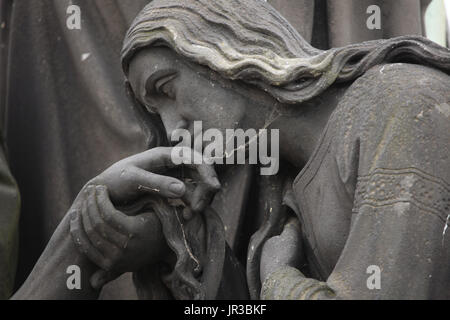 Ragnatela sulla statua di Santa Maria Maddalena di baciare la mano sinistra del Cristo Morto. Dettaglio del gruppo scultoreo Pieta dal ceco-tedesco scultore neoclassico Max Emanuel (1859) sul Ponte Carlo a Praga, Repubblica Ceca. Foto Stock