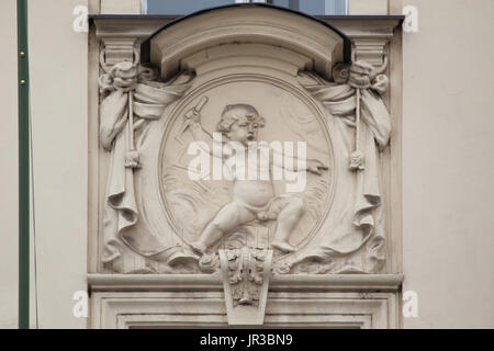 Allegoria della tempesta da scultore ceca Alois Folkmann raffigurata sulla facciata principale della Pražská městská pojišťovna (Prague City Insurance Company) nella piazza della Città Vecchia di Praga, Repubblica Ceca. L'edificio progettato dall architetto ceco Osvald Polívka in stile Barocco stile revival è stato costruito nel 1898- 1901. L'edificio è ora servito come sede del Ministero per lo sviluppo regionale della Repubblica ceca. Foto Stock