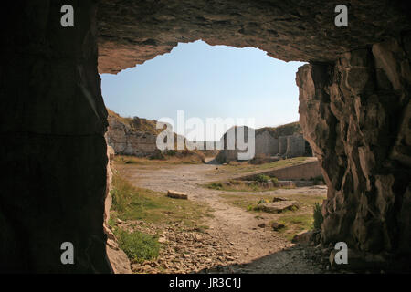 Vista dall'interno di uno degli scavi, Winspit Quarry, vicino a Worth Matrasers, Isle of Purbeck, Dorset, Inghilterra, Regno Unito Foto Stock