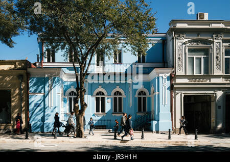 Tbilisi, Georgia - 15 Ottobre 2016: architettura del centro di Tbilisi sullo sfondo di gente che va dalla strada turistica, Georgia. Foto Stock