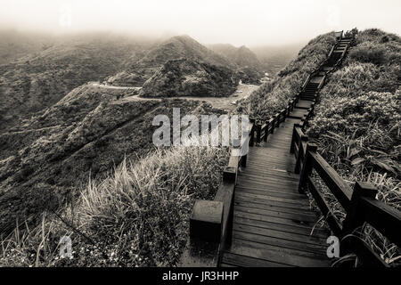 Il Boardwalk sul robusto montuoso costa Nordest dell isola di Taiwan vicino Jiufen Foto Stock