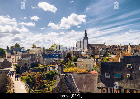 Bellissima vista panoramica stretto vicolo storico con case tradizionali e strada di ciottoli in una vecchia città di Dinan con cielo blu e nuvole. Brittany ( Foto Stock