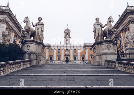 Cordonata scalinata e white statue di Castore e Polluce in Piazza del Campidoglio (piazza Capitolina) sul Campidoglio, Roma, Italia Foto Stock