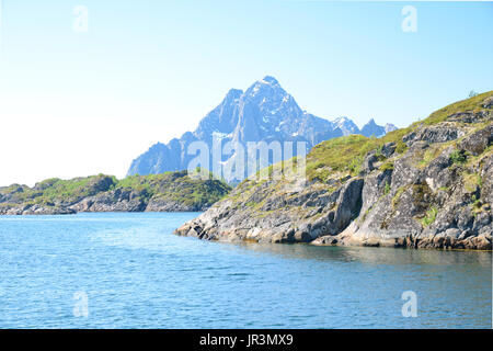 Da Kabelvaag in Lofoten, Norvegia, con Vaagakollen in background Foto Stock