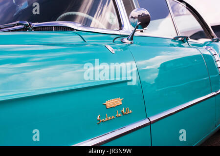 1956 Cadillac Sedan Deville parafango laterale dettaglio a un americano auto show. Essex. Regno Unito. Classic American Car Foto Stock