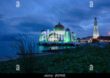 Il bellissimo Stretto di Malacca (Moschea Masjid Selat Melaka), Malacca, Malaysia Foto Stock