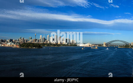 Il Sydney Harbour Bridge compresi, opera house e dello skyline della città con il blu del cielo Foto Stock