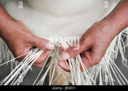 Tessitura toquilla cappello di paglia, noto come cappello di Panama. Colmato cappello di paglia di origine ecuadoriana. Montecristi. Ecuador. Foto Stock