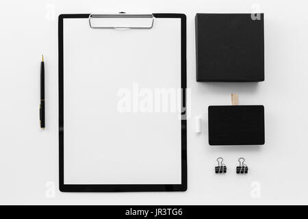 Nero branding cancelleria mockup box appunti penna e tag di legno Foto Stock