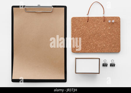 Eco fermo mockup appunti con carta marrone bacheca di sughero e business card nella casella Foto Stock