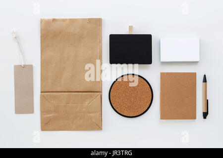 Sacchetto di carta e business card con prezzo di etichetta stationery mockup Foto Stock