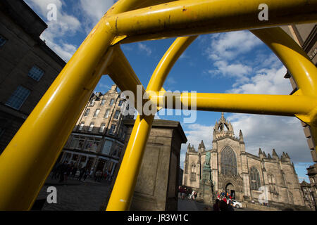 Cancelli di sicurezza sul Royal Mile (High Street), a Edimburgo, in Scozia, il 31 luglio 2017. Foto Stock