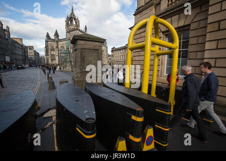 Cancelli di sicurezza sul Royal Mile (High Street), a Edimburgo, in Scozia, il 31 luglio 2017. Foto Stock