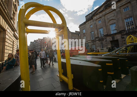 Cancelli di sicurezza sul Royal Mile (High Street), a Edimburgo, in Scozia, il 31 luglio 2017. Foto Stock