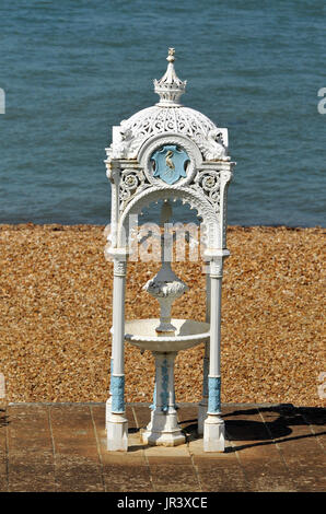 Avery e riccamente decorata splendidamente in stile vittoriano battuto Fontanella acqua o acqua font sul lungomare accanto al verde a Cowes sull'isola di Wight Foto Stock