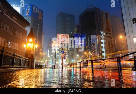 TOKYO, Giappone - 8 Aprile 2017 - luci al neon di Akihabara, Tokyo elettronica famoso quartiere dello shopping, scintillanti su una notte piovosa Foto Stock