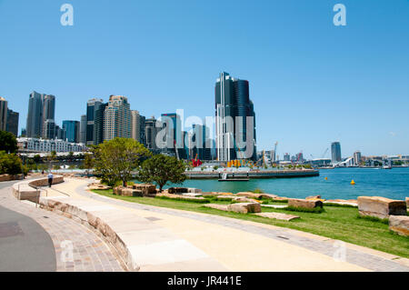 SYDNEY, Australia - 12 dicembre 2016: Commerciali edifici della città visto dal molo di Barangaroo punto di vista di riserva Foto Stock