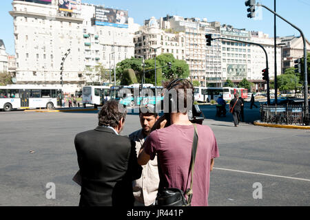 BUENOS AIRES, Argentina - 15 dicembre 2016: TV News equipaggio intervistando un uomo locale durante una manifestazione di protesta per i servizi pubblici Foto Stock