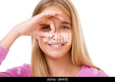 Immagine della bella ragazza giovane guardando attraverso il foro da dita su sfondo bianco Foto Stock