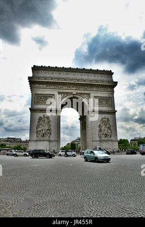 Un monumento di l'Arc de Triomphe si trova a Parigi nel quartiere 8. Si trova nel centro di Place Charles-de-Gaulle Foto Stock
